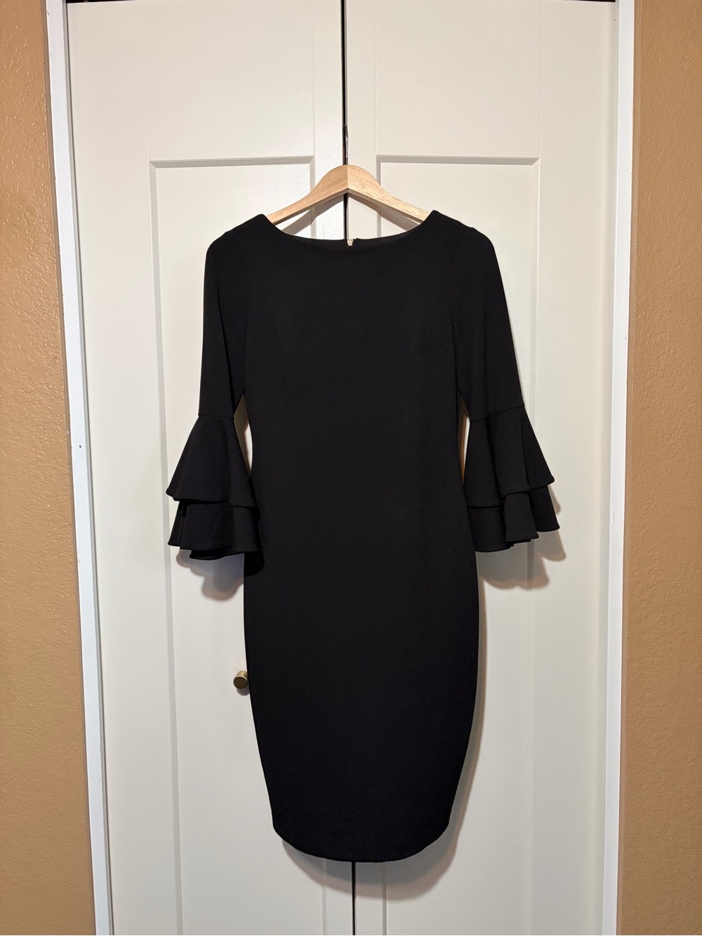 CALVIN KLEIN Black Bell-Sleeve Sheath Dress
